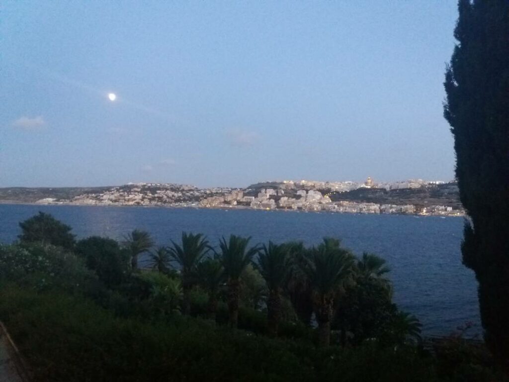Vista nocturna Hotel Mellieha Bay - Roteiro em Malta